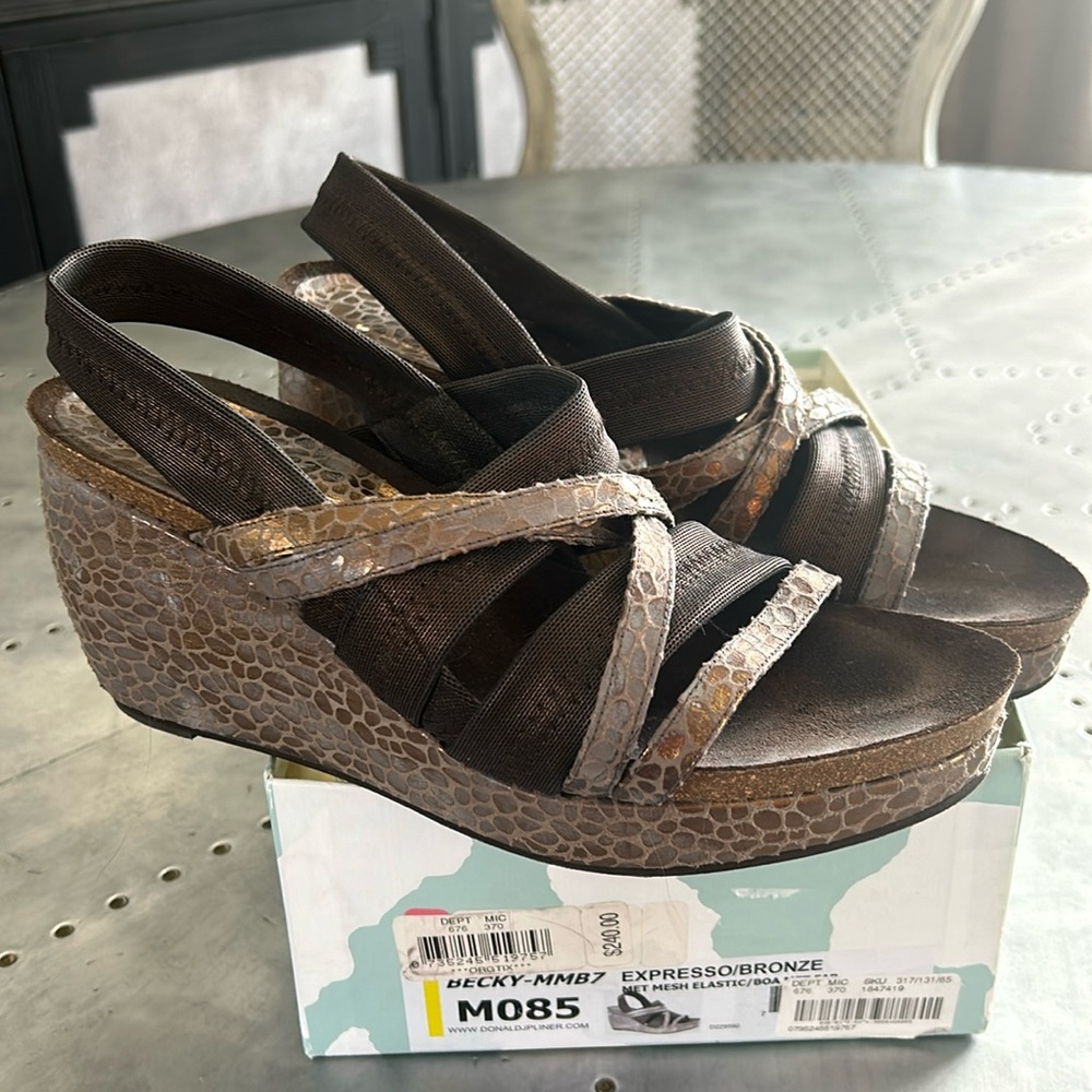 Donald J. Pliner Becky Strappy Pebble Print Leather Wedge Sandal sz 8-1/2